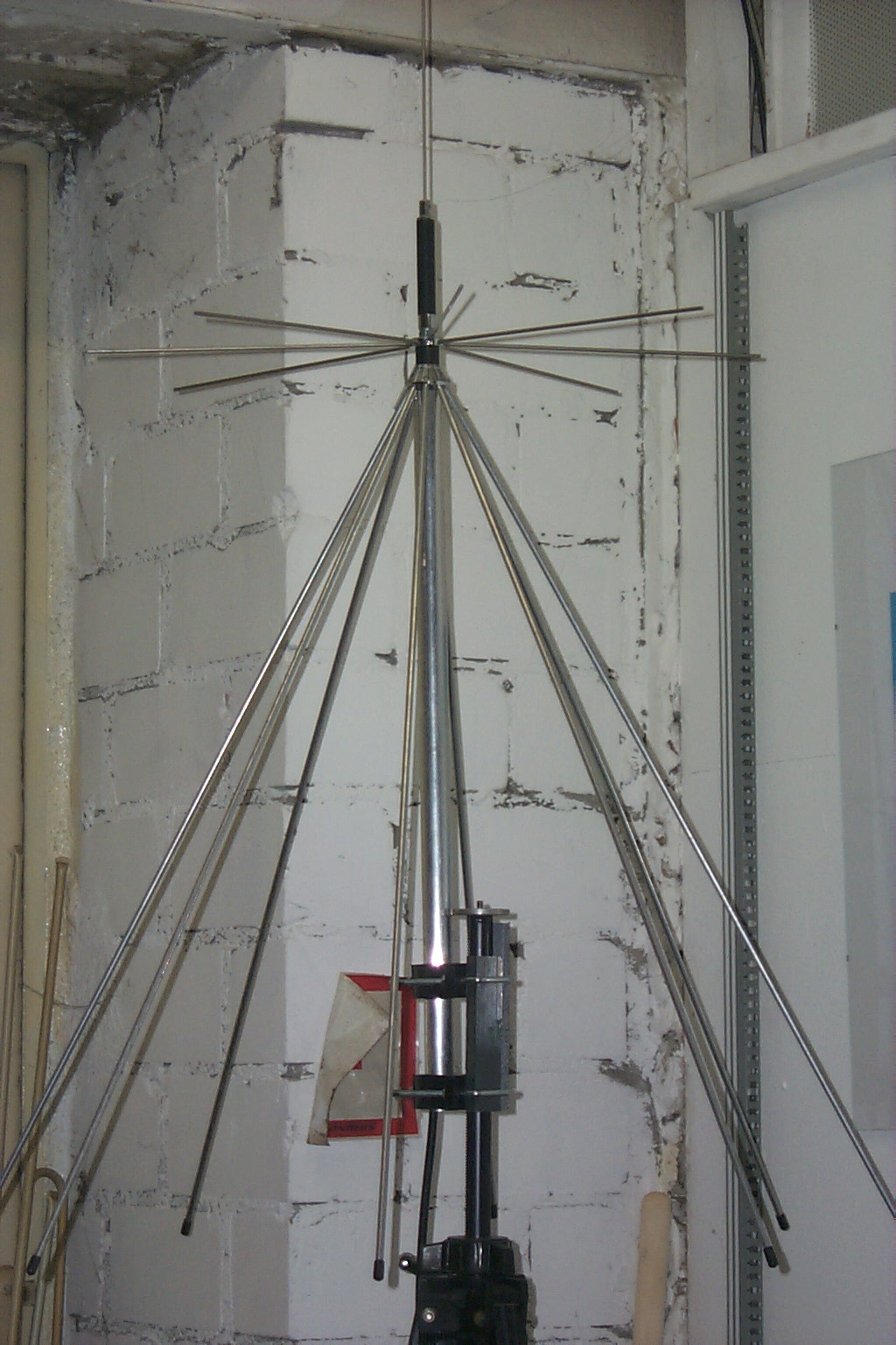 Diskone Antenne auf Stativ